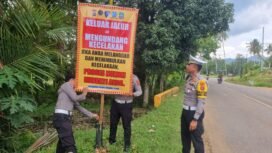 Satlantas Polres Konawe Utara menggelar aksi pemasangan baliho edukasi keselamatan di sejumlah titik strategis. Foto: Istimewa