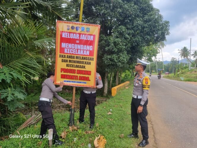 
 Satlantas Polres Konawe Utara menggelar aksi pemasangan baliho edukasi keselamatan di sejumlah titik strategis. Foto: Istimewa