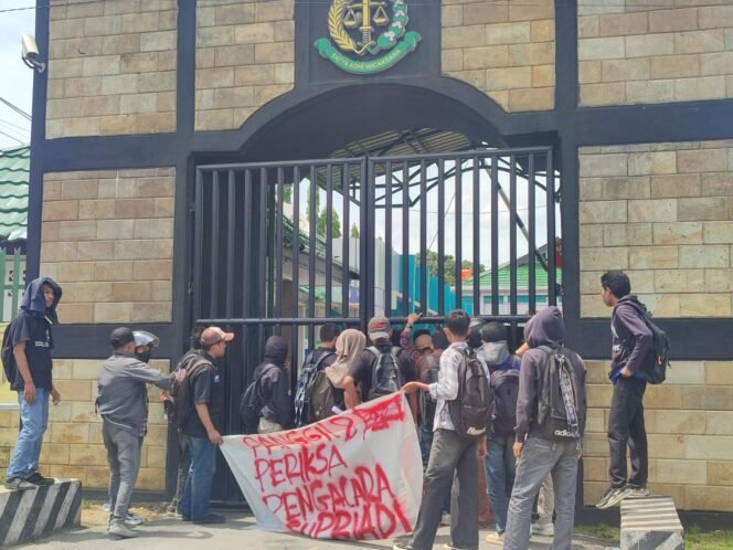 
 Puluhan anggota Aliansi Pemerhati Hukum (APH) Sultra menggelar unjuk rasa di Kantor Kejaksaan Tinggi Sulawesi Tenggara. Foto: Istimewa