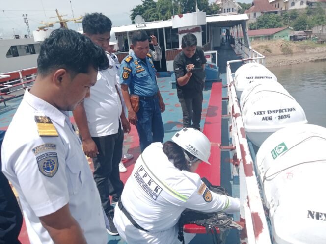 
 Tim PPKK dan KSOP Kendari melakukan pemeriksaan alat keselamatan pada KM Simba 1 yang beroperasi di rute Kendari-Raha dan sebaliknya. Foto: Penafaktual.com