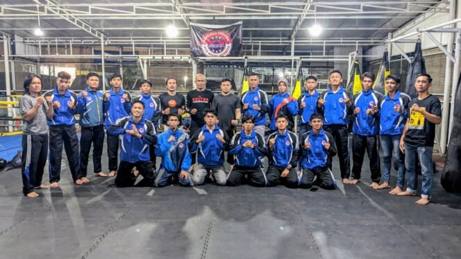 
 Sebanyak 17 atlet dan 3 pelatih resmi dilepas untuk berkompetisi pada Kejuaraan Nasional Senior & Junior Kickboxing Indonesia di Bekasi, Jawa Barat, pada 28 November – 3 Desember 2025. Foto: Istimewa