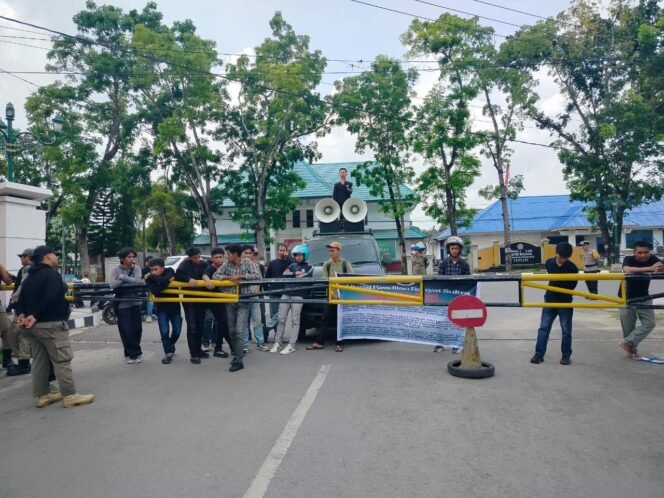 
 AKAR-SULTRA melakukan aksi unjuk rasa di Kantor Walikota Kendari, menuntut evaluasi dan pencopotan Lurah Korumba atas dugaan menghalangi investasi di bidang usaha kuliner. Foto: Istimewa