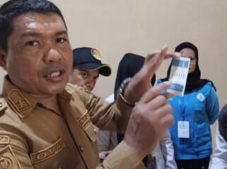 Kepala Desa Banggai, La Ode Upa menunjukkan hasil tes urine negatif. Foto: Penafaktual.com