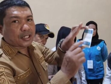 Kepala Desa Banggai, La Ode Upa menunjukkan hasil tes urine negatif. Foto: Penafaktual.com