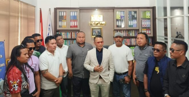 
 Kuasa hukum Kopperson bersama kuasa khusus dan relawan keadilan saat melakukan konferensi pers. Foto: Istimewa