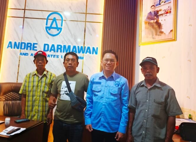 
 Ketua LBH HAMI Sultra, Andri Darmawan bersama tiga warga Desa Buke, Kecamatan Buke, Kabupaten Konawe Selatan. Foto: Istimewa
