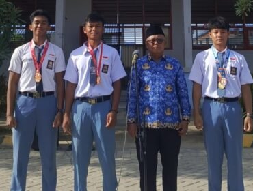 Tiga Siswa SMAN 12 Kendari yang meraih juara 3 nasional dayung dan pencak silat bersama kepala sekolah. Foto: Penafaktual.com
