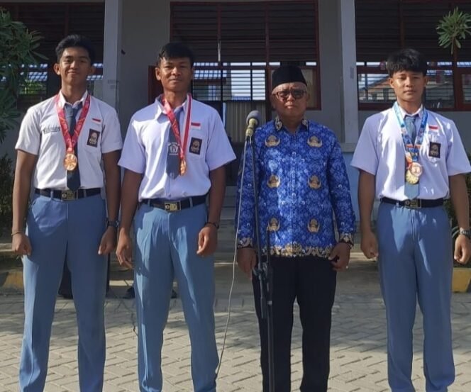 
 Tiga Siswa SMAN 12 Kendari yang meraih juara 3 nasional dayung dan pencak silat bersama kepala sekolah. Foto: Penafaktual.com