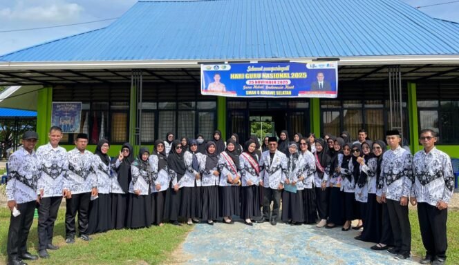 
 Kepala sekolah bersama guru dan staf tata usaha SMAN 8 Konsel berpose usai pelaksana upacara peringatan hari guru ke-80. Foto: Penafaktual.com

