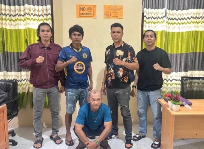 
 LH (duduk) pelaku dugaan tindak pidana kekerasan terhadap anak di bawah umur berhasil ditangkap tim Sat Reskrim Polres Muna. Foto: Istimewa