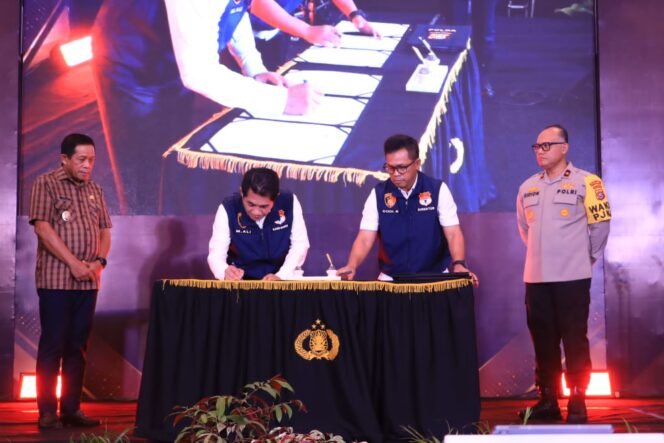 
 Penandatanganan Kesepakatan bersama antara Gubernur Sulawesi Tenggara dan Kapolda Sulawesi Tenggara, serta dilanjutkan dengan perjanjian kerja sama antara Dirreskrimsus Polda Sultra dan Kadis Transnaker Provinsi Sultra sebagai simbol komitmen bersama dalam memberikan pelayanan yang cepat, responsif, transparan, dan terpercaya kepada masyarakat pekerja di seluruh wilayah Sultra. Foto: Penafaktual.com