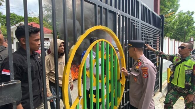 
 Keluarga BDM, menggelar demo di Kantor Pengadilan Negeri (PN) Kendari. Foto: Istimewa