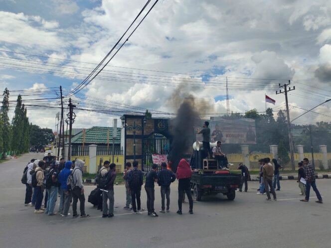 
 Puluhan massa yang tergabung dalam Aliansi Pemerhati Hukum Sulawesi Tenggaa menggelar demonstrasi di depan Kantor Kejati Sultra. Foto: Istimewa  
