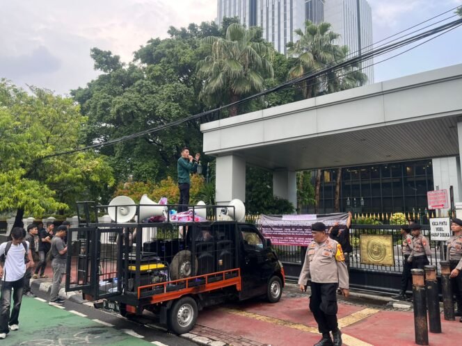 
 Gerakan Relawan Keadilan Sulawesi Tenggara menggelar aksi demonstrasi di Mahkamah Agung (MA) RI. Foto: Istimewa