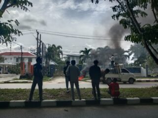 LSM Agen Informasi Rakyat (AIR) Sulawesi Tenggara menggelar aksi demonstrasi di kantor Badan Narkotika Nasional Provinsi (BNNP) Sulawesi Tenggara, Rabu, 10 Desember 2025. Foto: Penafaktual.com