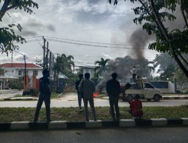 LSM Agen Informasi Rakyat (AIR) Sulawesi Tenggara menggelar aksi demonstrasi di kantor Badan Narkotika Nasional Provinsi (BNNP) Sulawesi Tenggara, Rabu, 10 Desember 2025. Foto: Penafaktual.com
