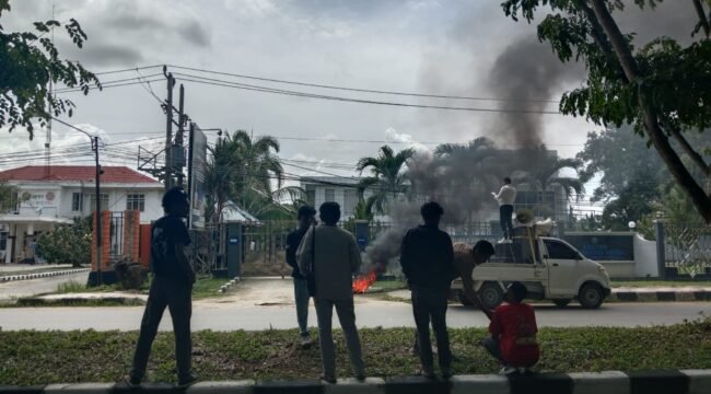 
LSM Agen Informasi Rakyat (AIR) Sulawesi Tenggara menggelar aksi demonstrasi di kantor Badan Narkotika Nasional Provinsi (BNNP) Sulawesi Tenggara, Rabu, 10 Desember 2025. Foto: Penafaktual.com
