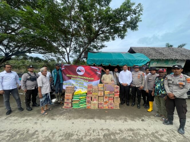 
 Polres Lhokseumawe bersama Polsek Muara Batu menurunkan bantuan sembako dari PT WIN kepada warga yang terdampak banjir di Desa Kambam dan Desa Teupin Banja, Kecamatan Muara Batu, Kabupaten Aceh Utara. Foto: Istimewa