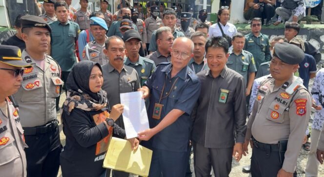 
 PGRI dan orang tua murid menggelar aksi mendesak peninjauan kembali kasus guru Mansur. Foto: Istimewa
