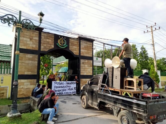 
 Aliansi Pemerhati Hukum (APH) Sultra Bersatu melakukan aksi demonstrasi di depan Kantor Kejati Sulawesi Tenggara. Foto: Istimewa