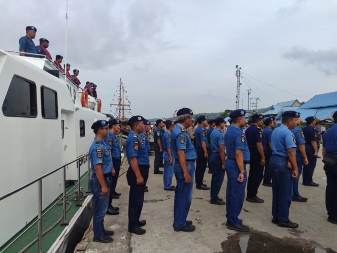 
 Jajaran KSOP Kendari sedang mengikuti apel kesiapsiagaan Posko Angkutan Laut pada perayaan Natal 2025 dan Tahun Baru 2026 di Pelabuhan Nusantara Kendari. Foto: Istimewa