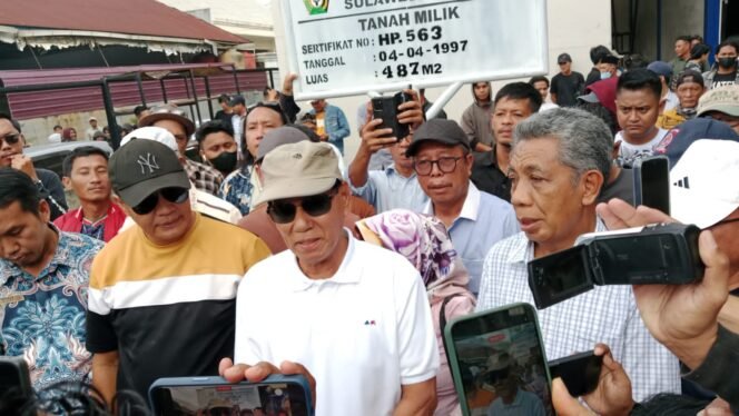 
 Bisman Saranani (tengah kaos putih) saat diwawancarai di lokasi lahan Jalan Ahmad Yani, Kelurahan Mataiwoi,  Kota Kendari. Foto: Penafaktual.com