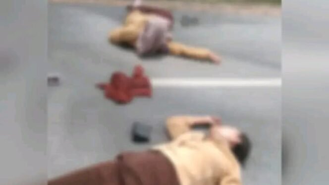 
 Dua siswi berseragam pramuka terbaring tak berdaya di atas bahu jalan usai mengalami kecelakaan. Foto: Istimewa