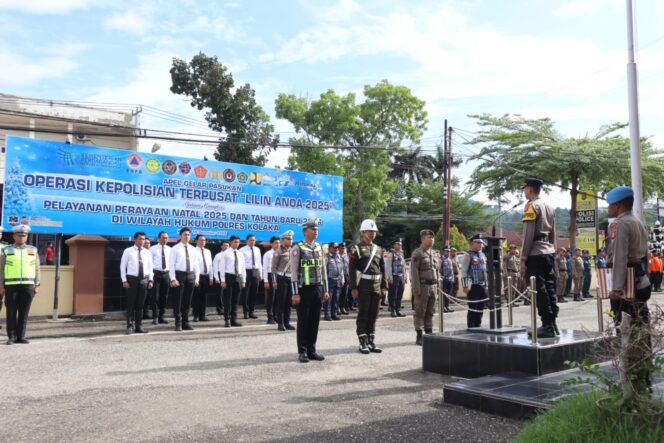 
 Wakapolres Kolaka, Kompol Mochamad Salman memimpin apel gelar pasukan operasi lilin anoa 2025. Foto: Istimewa