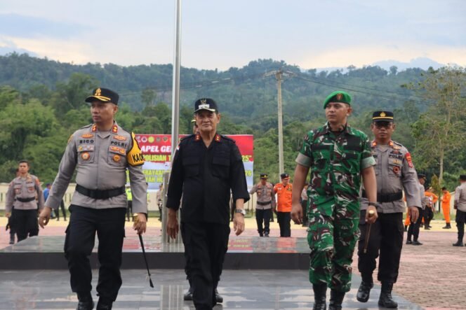 
 Kapolres Konawe utara, AKBP Rico Fernanda, memimpin apel gelar pasukan yang dihadiri oleh Wakil Bupati Konawe utara, Dandim 1430 Konut, Wakapolres, dan para pejabat utama Polres Konut. Foto: Istimewa