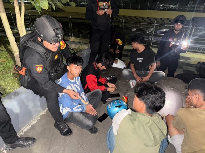 
 Tim Patroli Perintis Polda Sultra mendapati sekelompok pemuda pesta miras di kawasan Taman Kali Kadia Kendari. Foto: Istimewa