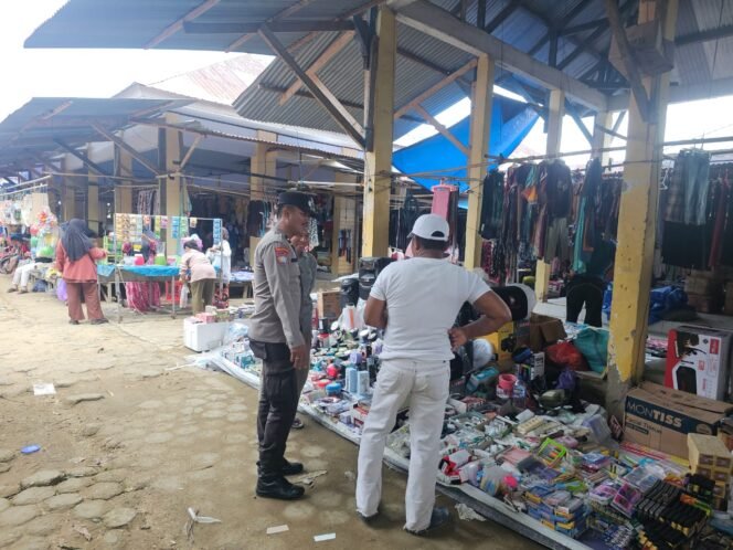 
 Polri Jaga Kondusivitas Pasar Tradisional Tinobu dengan Patroli Dialogis Humanis