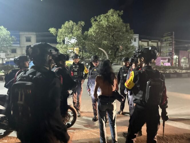 
 Tim Patroli Patroli Perintis Dit Samapta Polda Sultra mengamankan dua pria di Jalan La Ode Hadi Kendari. Foto: Istimewa  