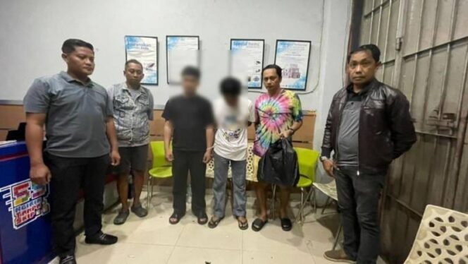 
 Dua pelaku pengedar narkoba jenis ganja (tengah kaos hitam dan putih) ditangkap Polisi. Foto: Istimewa
