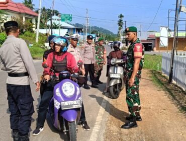 Personil Pospam Polres Konawe Utara melakukan peraturan lalu lintas pada beberapa titik strategis. Foto: Istimewa