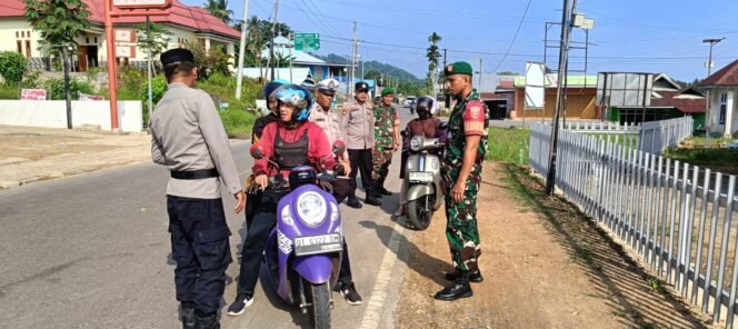 
 Personil Pospam Polres Konawe Utara melakukan peraturan lalu lintas pada beberapa titik strategis. Foto: Istimewa