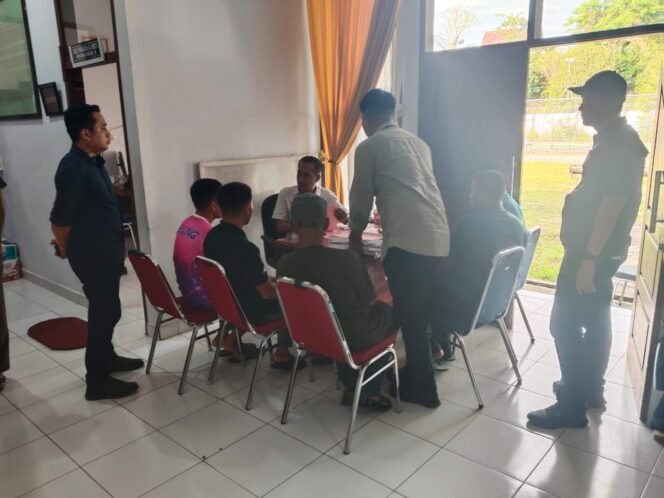  
Ditpolairud Polda Sulawesi Tenggara menyerahkan 5 tersangka kasus penambangan pasir ilegal ke Kejaksaan Negeri Buton. Foto: Istimewa
