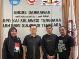 Ketua LBH HAMI Sultra, Andri Darmawan bersama Warga Tunggala Dalam (Baito) yang tanahnya di serobot oleh seorang wanita. Foto: Istimewa
