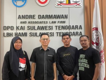 Ketua LBH HAMI Sultra, Andri Darmawan bersama Warga Tunggala Dalam (Baito) yang tanahnya di serobot oleh seorang wanita. Foto: Istimewa
