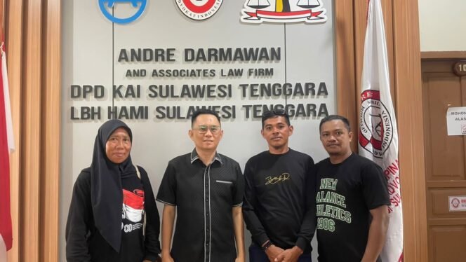 
 Ketua LBH HAMI Sultra, Andri Darmawan bersama Warga Tunggala Dalam (Baito) yang tanahnya di serobot oleh seorang wanita. Foto: Istimewa
