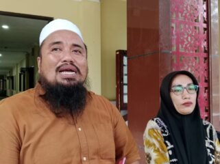 Kuasa hukum korban AR, Muhammad Saleh (kiri) dan tante AR, Romi Indrayanti di Ma Polda Sultra. Foto: penafaktual.com