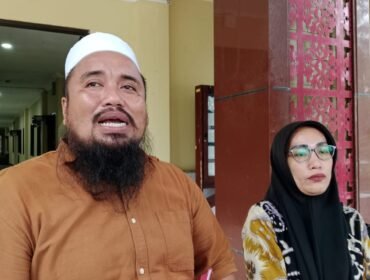 Kuasa hukum korban AR, Muhammad Saleh (kiri) dan tante AR, Romi Indrayanti di Ma Polda Sultra. Foto: penafaktual.com