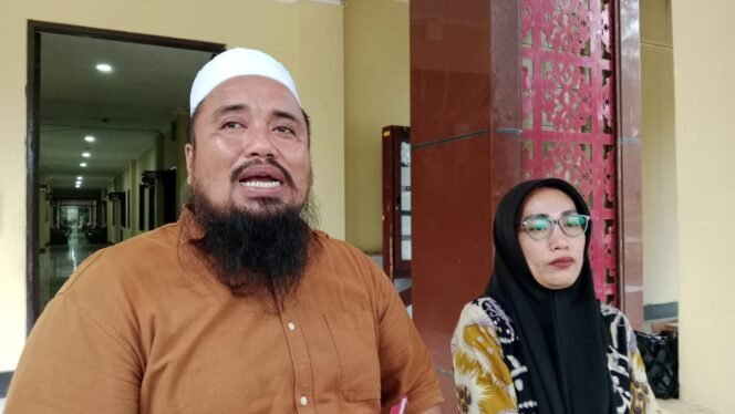 
 Kuasa hukum korban AR, Muhammad Saleh (kiri) dan tante AR, Romi Indrayanti di Ma Polda Sultra. Foto: penafaktual.com