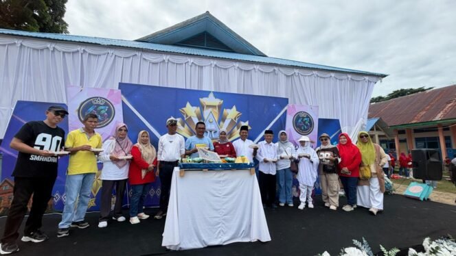 
 Pelepasan giat jalan santai oleh Wakil Bupati Muna La Ode Asrafil, didampingi oleh Ketua PGRI Kab Muna Muh. Awal, Ketua IKA Smandara Dr. Jumhari Baco. Foto: Istimewa