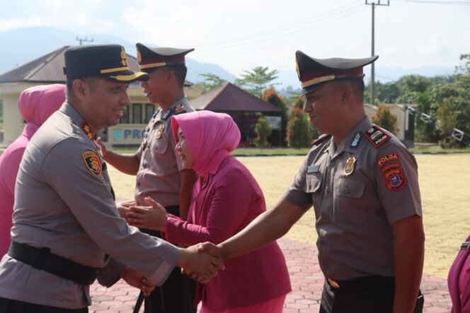
 Kapolres Konawe Utara AKBP Rico Fernanda memimpin upacara kenaikan pangkat 20 anggotanya. Foto: Istimewa