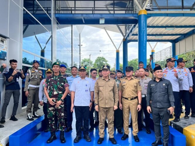 
 Kepala BPTD Kelas II Sultra, Husni Mubarak, bersama Bupati Konawe Selatan dan jajaran Forkopimda dalam kegiatan peninjauan jembatan timbang di Moramo. Foto: Istimewa  