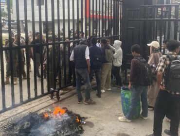 Puluhan aktivis HMI MPO Cabang Kendari menggelar aksi unjuk rasa menolak pembabatan hutan mangrove. Foto: Istimewa