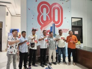 Pimpinan Cabang Raha Bank Sultra, Weldy Soemarrgo, bersama Kepala Desa Banggai, La Ode Upa dan perangkatnya berpose usai membuka rekening. Foto: Penafaktual.com