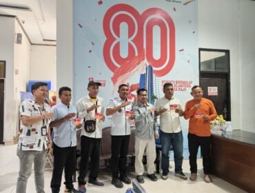 Pimpinan Cabang Raha Bank Sultra, Weldy Soemarrgo, bersama Kepala Desa Banggai, La Ode Upa dan perangkatnya berpose usai membuka rekening. Foto: Penafaktual.com