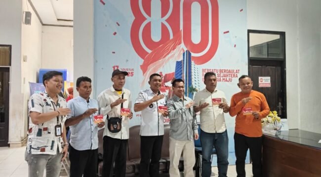 Pimpinan Cabang Raha Bank Sultra, Weldy Soemarrgo, bersama Kepala Desa Banggai, La Ode Upa dan perangkatnya berpose usai membuka rekening. Foto: Penafaktual.com