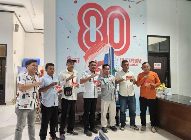 
 Pimpinan Cabang Raha Bank Sultra, Weldy Soemarrgo, bersama Kepala Desa Banggai, La Ode Upa dan perangkatnya berpose usai membuka rekening. Foto: Penafaktual.com